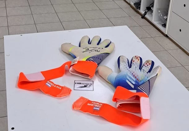 Hernán Bar, dueño de HB Sport, enmarcó los guantes de Dibu Martínez: “Cuando los vi le pedí probármelos, me sentía un chico”