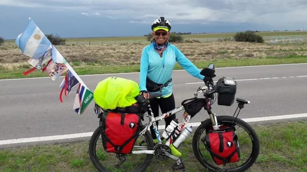 Susana Seifert, tiene 73 años y es cicloviajera: “Con la bicicleta sentís libertad y tenés más contacto, llego a un lugar y la gente se acerca”
