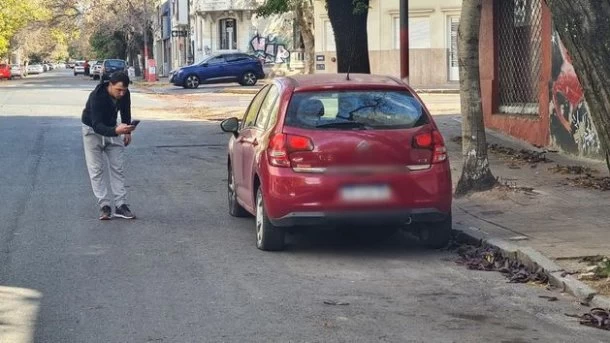 Denuncian que hay un "pincharruedas" en La Plata
