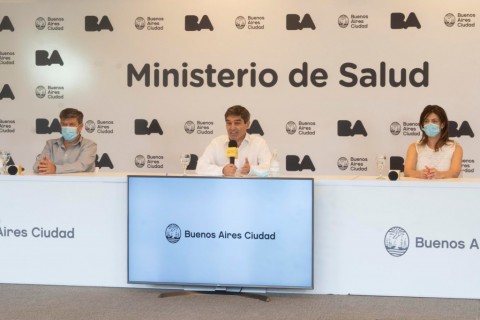 Fernán Quirós detalló que "la cuarta dosis para la población general todavía está en debate"