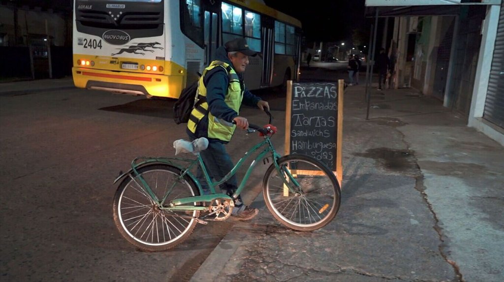 Bocha, el jubilado que hace delivery en bicicleta porque no le alcanza con la jubilación