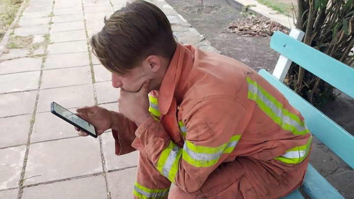 Lucio Malatini, el bombero voluntario que rindió examen en una plaza luego de combatir un incendio