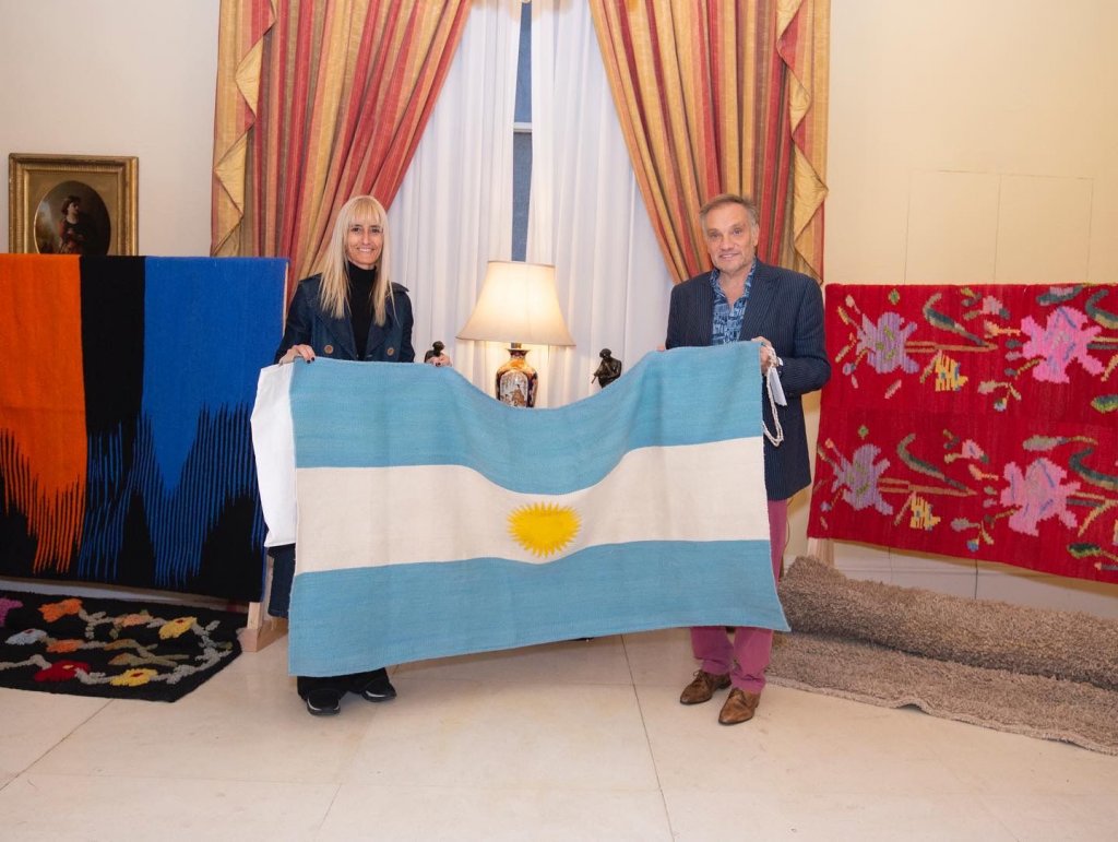 Carolina Pavetto, le regaló una bandera a Messi en su country: “Vi que llegaba un auto a la casa y era la tía de Antonella”