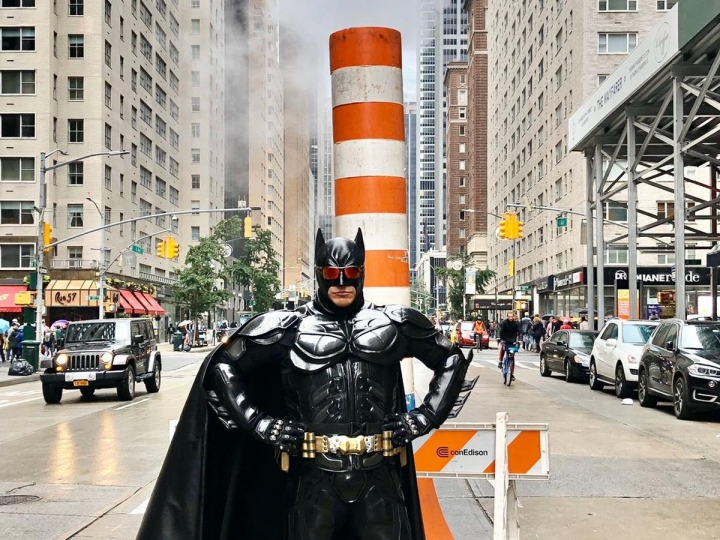 El Batman argentino en el Times Square y su vida en Nueva York