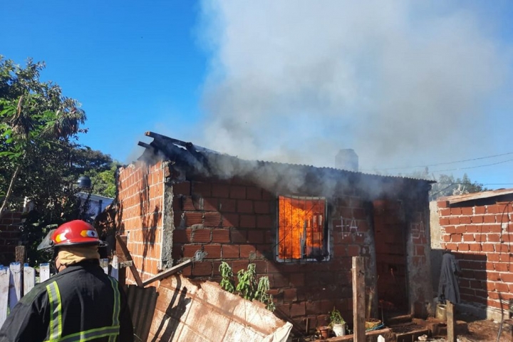 Rescate en Posadas: Se incendió una casilla con seis niños adentro, encerrados bajo llave