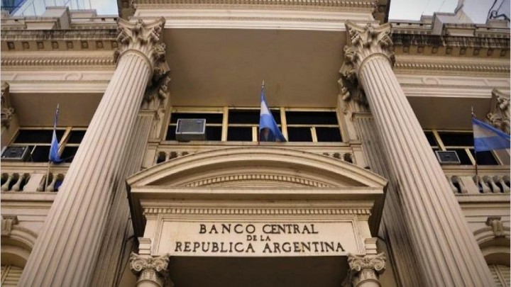 En medio de la negociación con el FMI, el BCRA subió la tasa de interés dos puntos