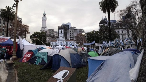 El testimonio de una barrendera de Plaza de Mayo: "Los trabajadores expresan su enojo y la gente contesta de modo violento"
