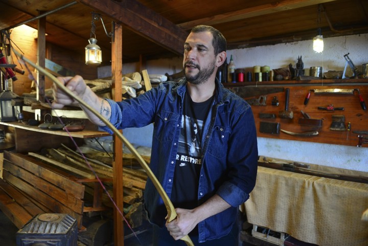El hombre que quiso ser ingeniero industrial pero descubrió su pasión: tallar arcos a mano