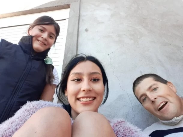 Una joven de 16 años que vio sufrir a su papá inventó y dona almohadillas antidolor