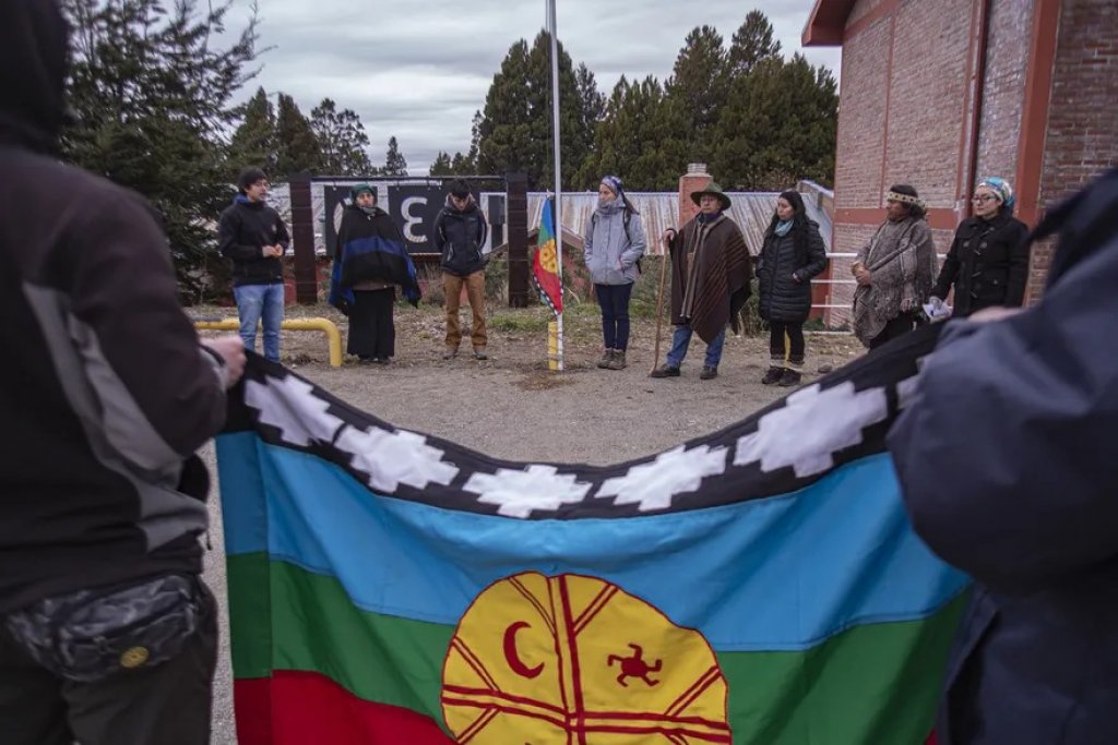 Neuquén: polémica por el izamiento de la bandera mapuche en la Universidad de Comahue