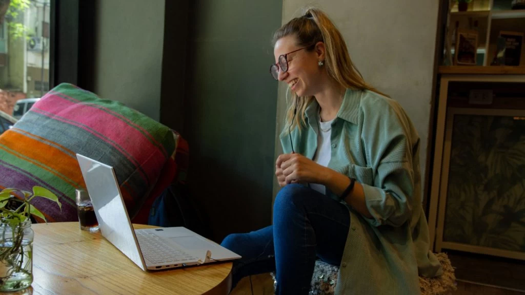 Magalí Bejar, se animó a ser una nómade digital y ahora enseña cómo lograrlo: “Trabajo a distancia full time que me permite viajar”