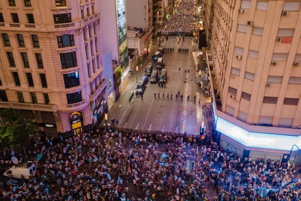 A un bar donde vieron el Mundial le robaron hasta las sillas y duda si abrir en la final