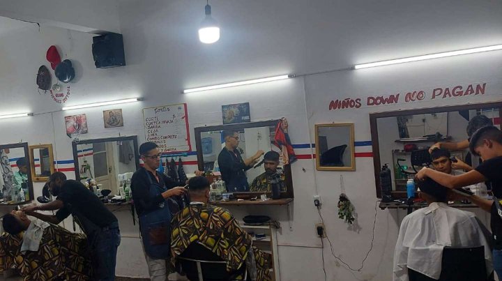 Iniciativa solidaria de un peluquero inspirada en su hija: “Niños con Síndrome de Down no pagan”