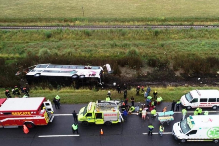 El testimonio de una pasajera del micro que volcó en Ruta 2: &quot;Parece que el micro volcó porque el chofer se quedó dormido&quot;