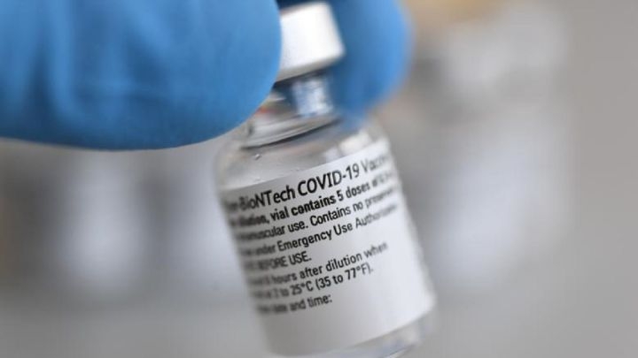 ¿Por qué quieren aplicar una tercera dosis de la vacuna contra el coronavirus a los mayores de 80 años en Israel?