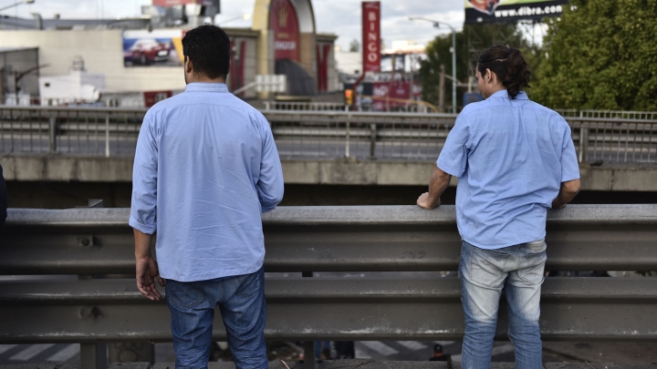 Choferes de colectivos cortan los puentes Pueyrredón y Alsina: reclaman por los bajos sueldos y porque no son reconocidos como esenciales