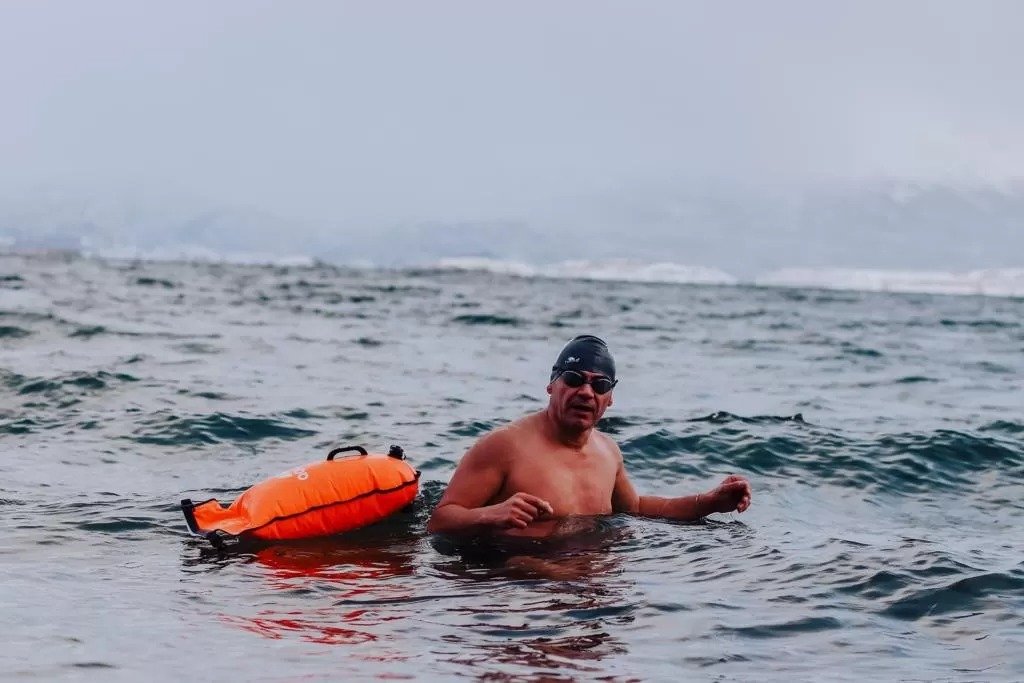 Locura de invierno: un nadador de 50 años se metió en el Canal Beagle con 7 grados 