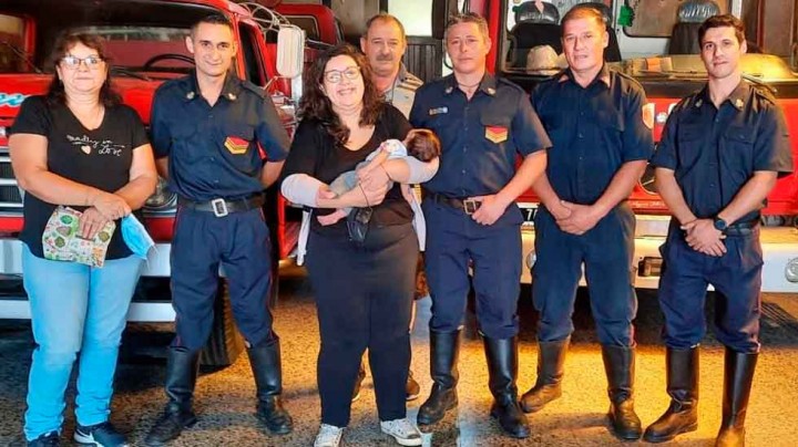 Un bombero le salvó la vida a una beba de 35 días