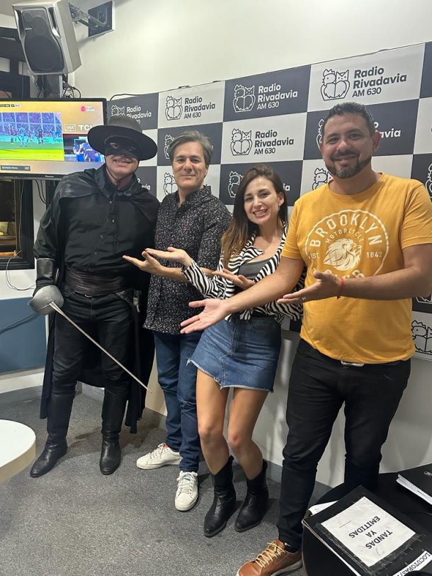 Hace 8 años sufrió estrés laboral y comenzó a hacer shows a la gorra: ahora es ingeniero, auditor y "El Zorro"