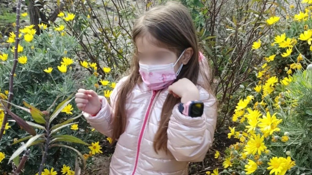 Polémica: Un padre denuncia que la escuela no deja que su hija de 4 años lleve un reloj inteligente