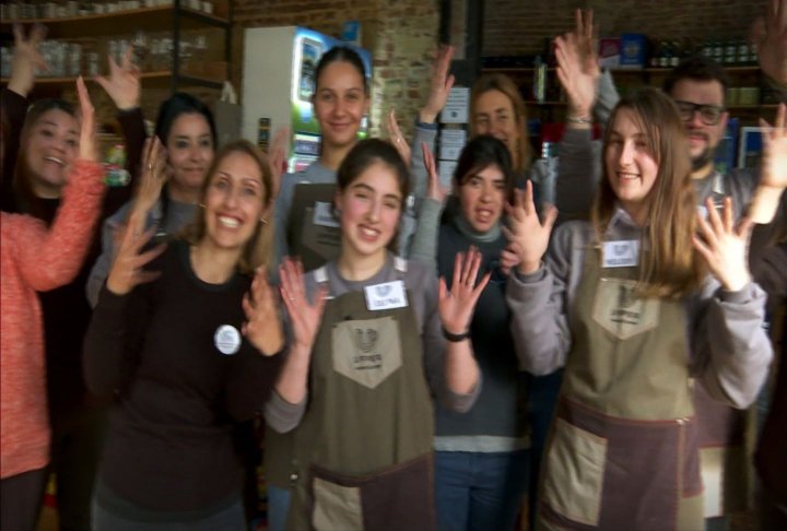 Un bar en San Nicolás capacitó a sus empleados en lengua de señas tras la iniciativa de una empleada