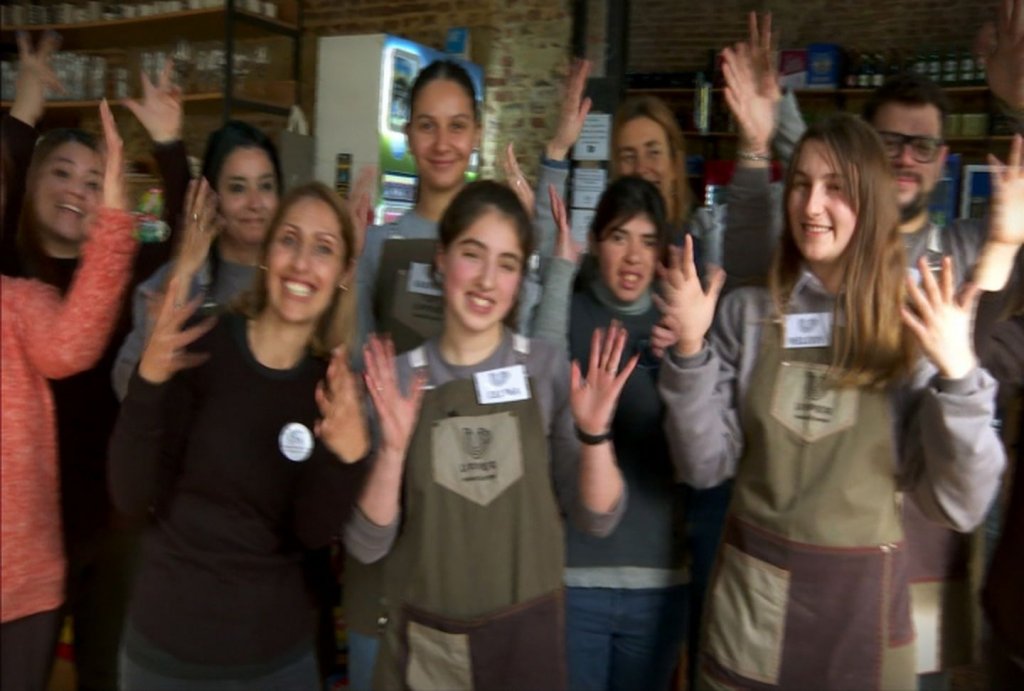 Un bar en San Nicolás capacitó a sus empleados en lengua de señas tras la iniciativa de una empleada