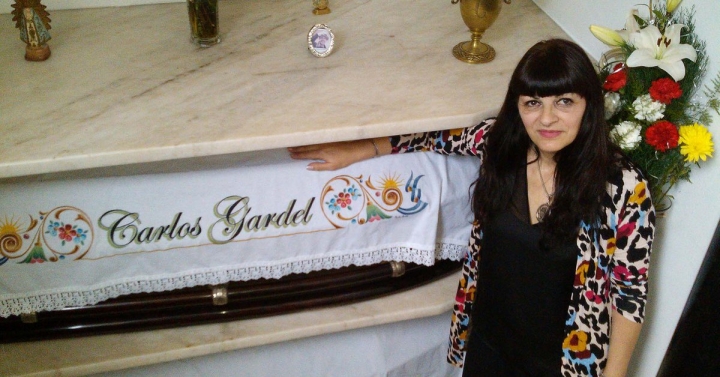 El fanatismo de la cuidadora de la tumba de Carlos Gardel: "Desde chiquita iba a cualquier evento relacionado a él"