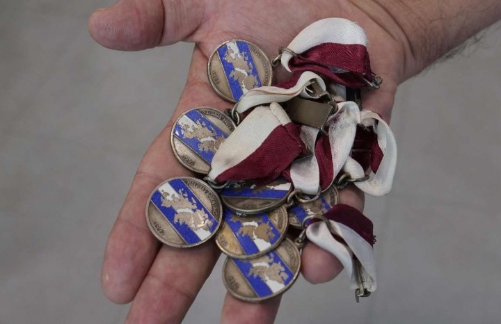 Encontró siete medallas de ex combatientes de Malvinas y busca a sus dueños para devolverlas