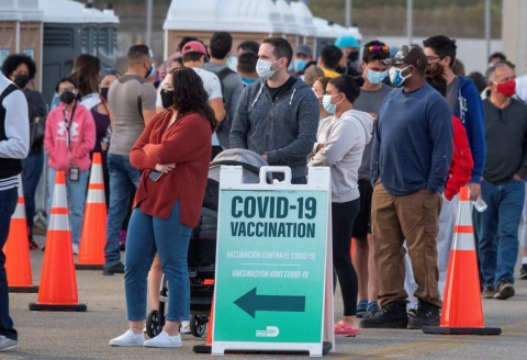 Vacunación en Miami: aseguran que "piden pasajes desesperadamente de un día para el otro"