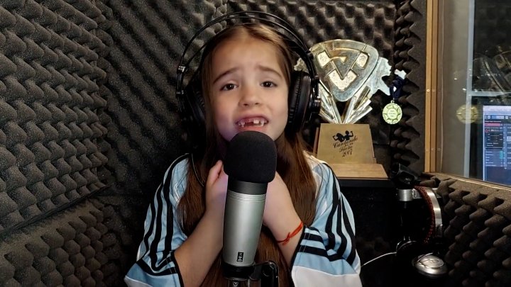 De pulga a pulga: Janna tiene 7 años y conmovió a Messi con su canción