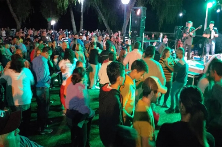 Polémica e indignación en Entre Ríos: un municipio organizó una fiesta multitudinaria sin protocolos