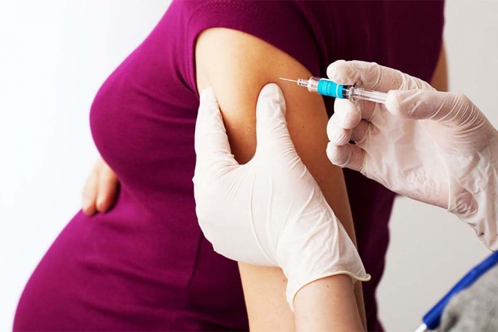 Vacuna en embarazadas: “Como no contamos con información de primer nivel, es importante tratar de evitar aplicarse en el primer trimestre”