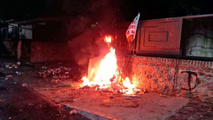 La Rioja: manifestantes incendiaron el portón de entrada a la residencia de Quintela