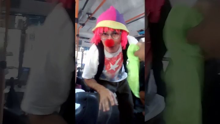 El payaso que se gana la vida en los colectivos y quiere ayudar a su hijo a ser futbolista