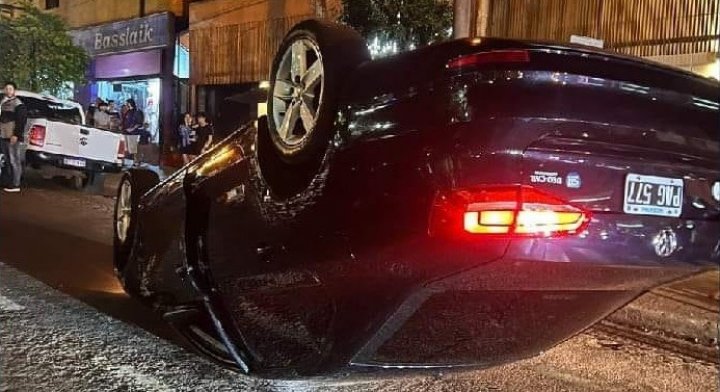 Le chocó el auto una mujer que manejaba alcoholizada y que insultó al testigo al grito de “¡Hacete rubio, negro de mierda!”