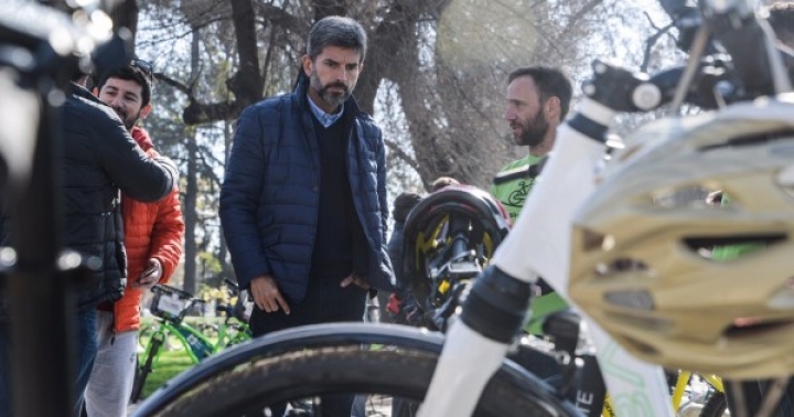 El intendente de la Ciudad de Mendoza sufrió un violento asalto mientras circulaba en bicicleta