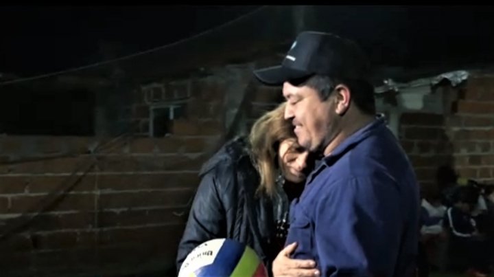 Tiene una enfermedad cardíaca y organiza torneos de vóley en su patio para poder costear su tratamiento