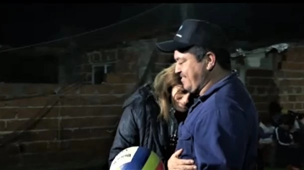 Tiene una enfermedad cardíaca y organiza torneos de vóley en su patio para poder costear su tratamiento