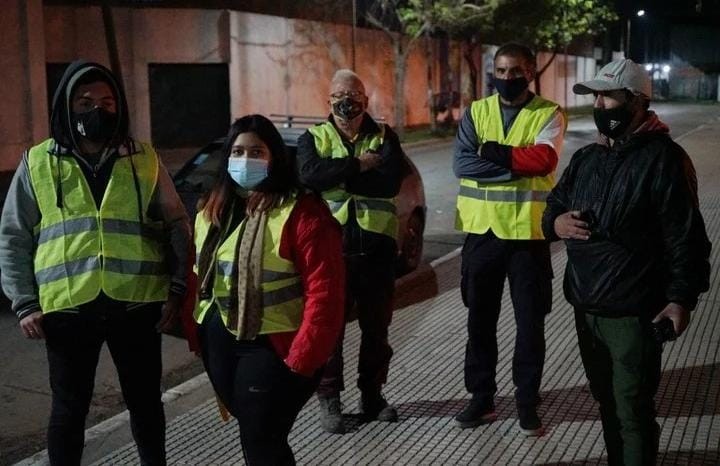Un grupo de vecinos patrulla por las noches las calles de Quilmes para combatir la inseguridad