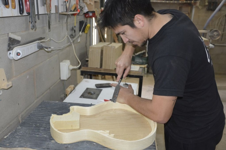 Es luthier, hacía ataúdes y ahora se dedica a armar guitarras para famosos