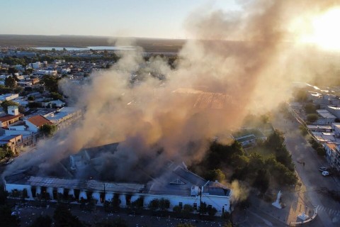 Nuevos incidentes en Chubut: incendiaron decenas de edificios públicos en rechazo a la ley de megaminería