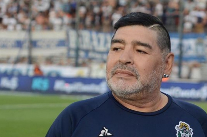 Tras la operación, Maradona evoluciona bien y se recupera favorablemente