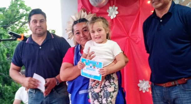 Es santiagueña, dirige una huerta vecinal y enseña inglés
