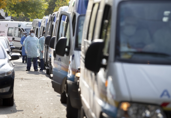 La denuncia de una oyente: &quot;Mi mamá pasó la noche en una ambulancia esperando que la internen&quot;