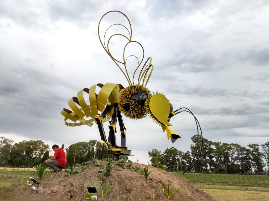 Un escultor prepara una abeja gigante para generar conciencia ecológica