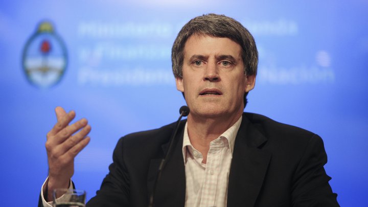 Alfonso Prat-Gay: &quot;Siguen quitándole la confianza al peso y no resuelven el problema&quot;