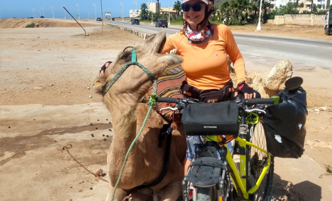 La historia de una aventurera que llegó al Sahara en bicicleta