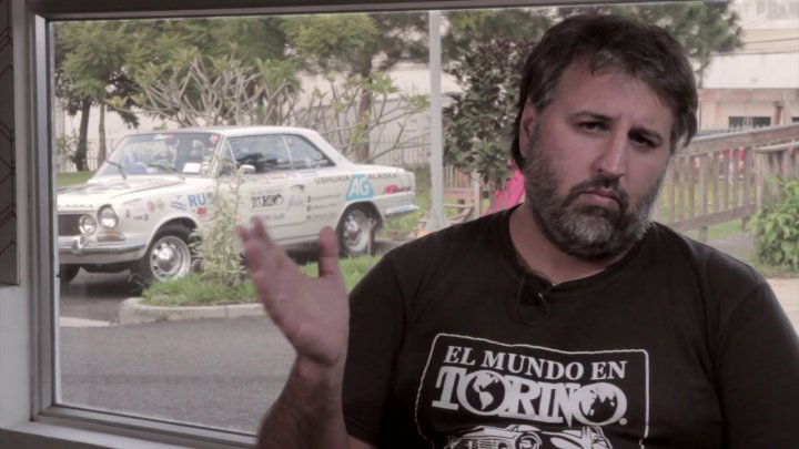Dejó todo para recorrar el mundo en un Torino 69