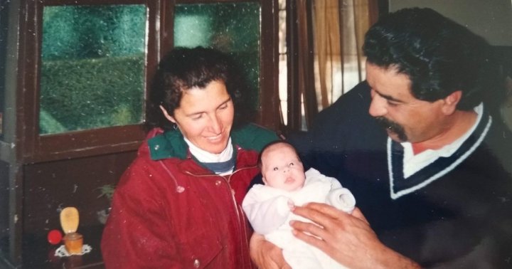 Emotiva historia: Su madre la dio en adopción pero sus abuelos la fueron a buscar al enterarse y la criaron
