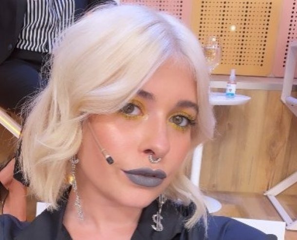 Yael Radeland, la comunicadora social que además es actriz porno